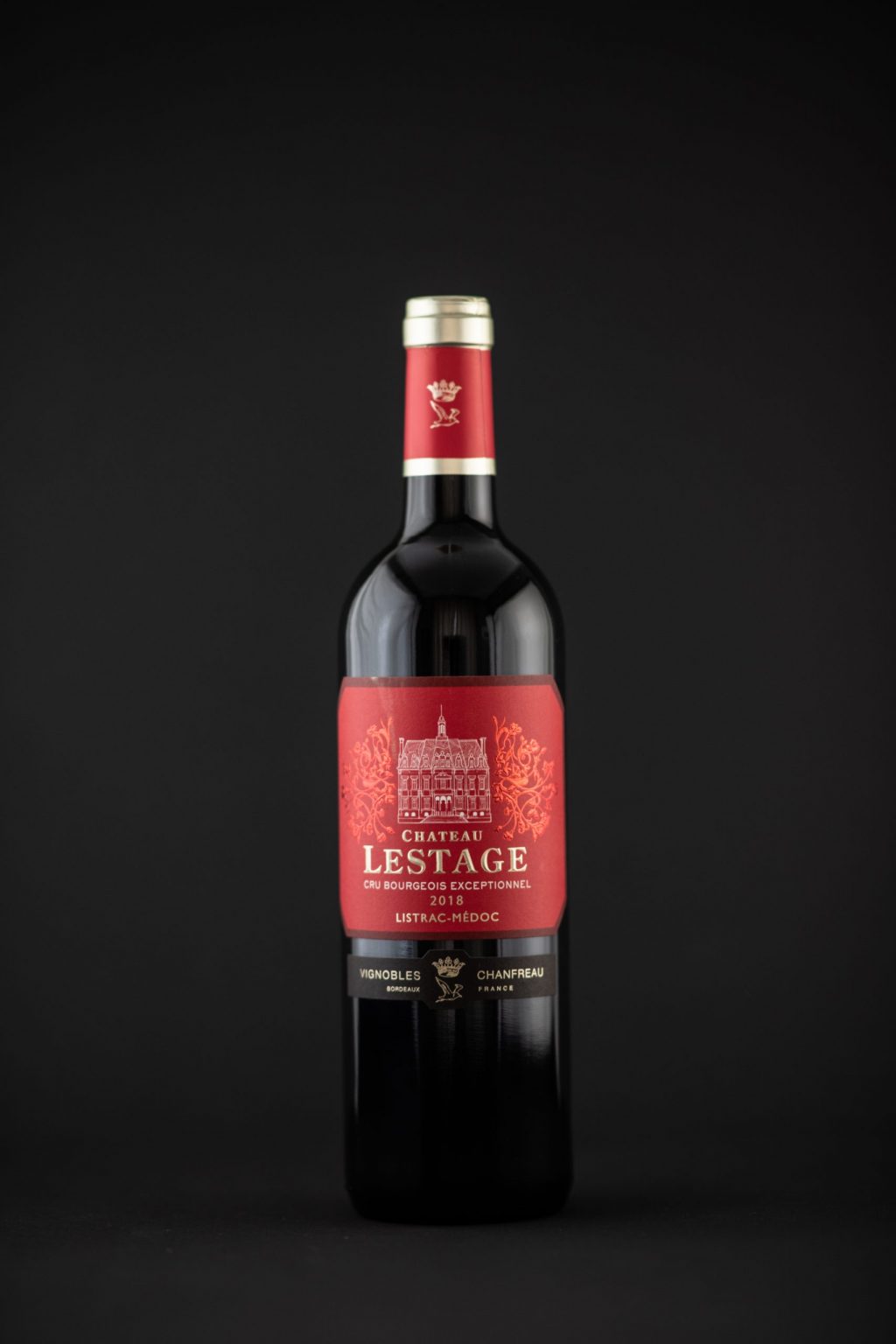 Photo d'une bouteille de vin rouge sur un fond noir