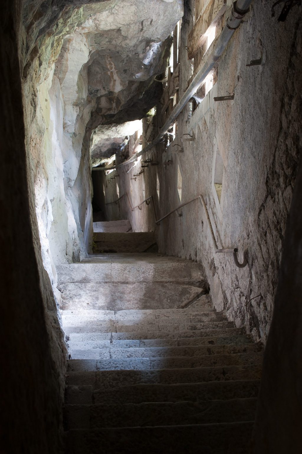 Descente vertigineuse d'un escalier desservant les nombreuses salles en sous-sol et meurtrières du système de défense du Fort du Portalet, vallée d'Aspe