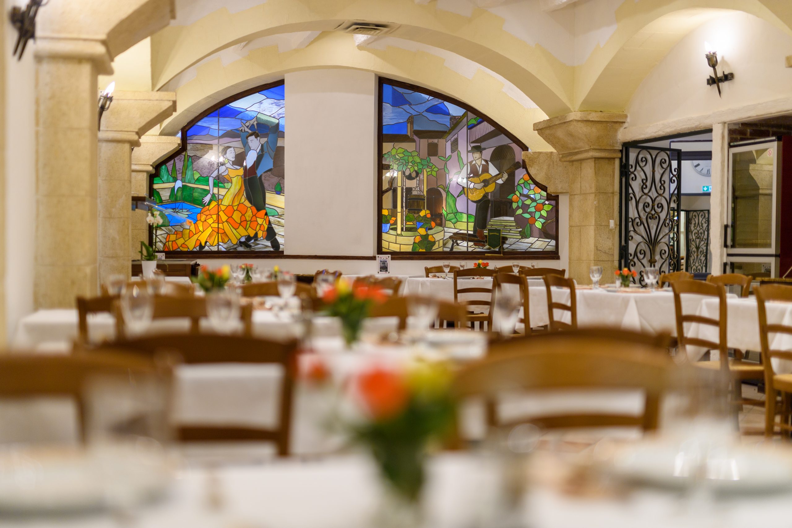 Tables d'une salle de  restaurant de l'hôtel d'Espagne à Lourdes