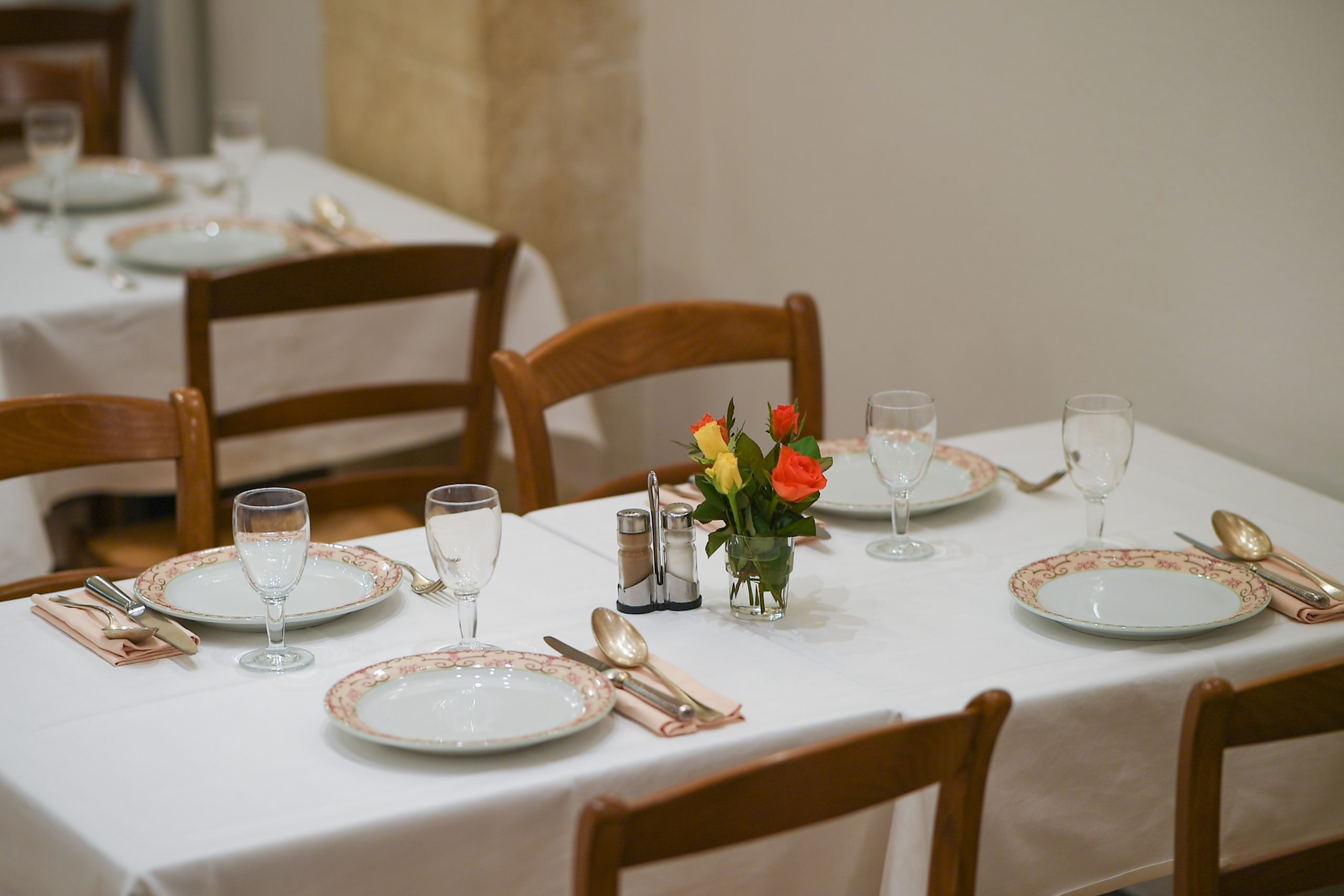 Tables d'une salle de  restaurant de l'hôtel d'Espagne à Lourdes