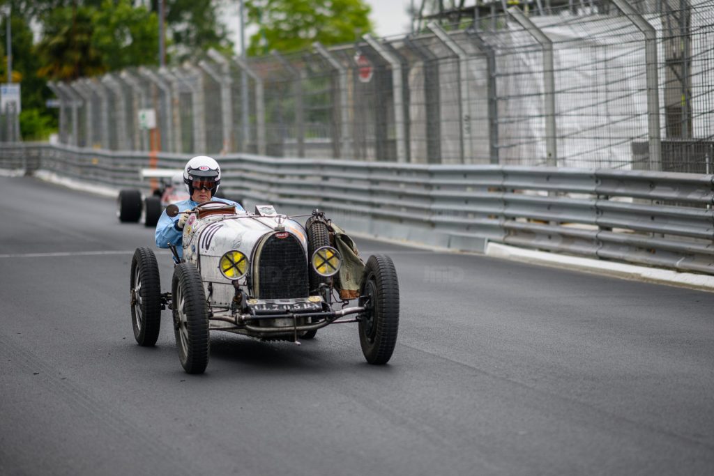 Voiture de course Bugatti Type35 sur le circuit de Pau lors du grand prix de  Pau historique 2022