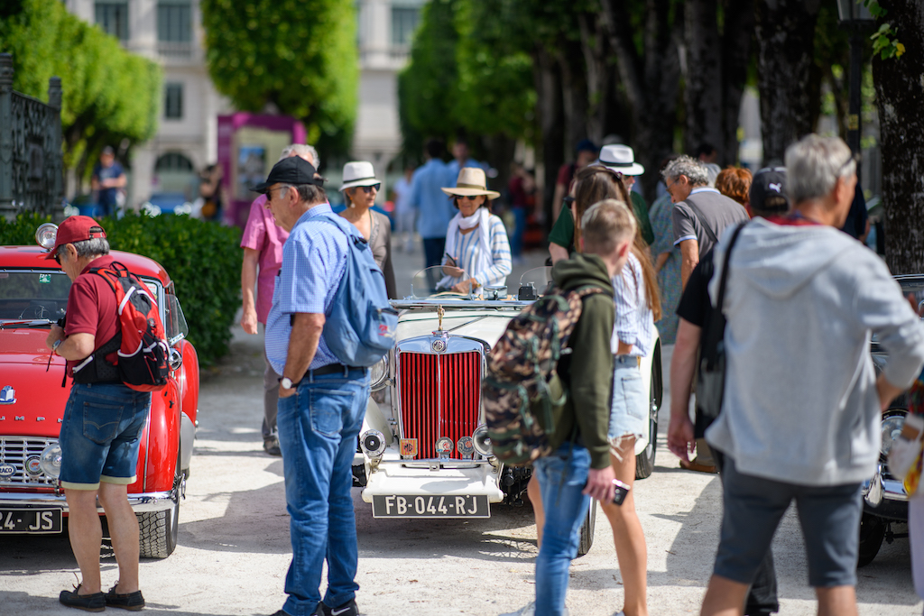 Place Royale  et ses belles voitures de collection lors du grand prix de  Pau historique 2022