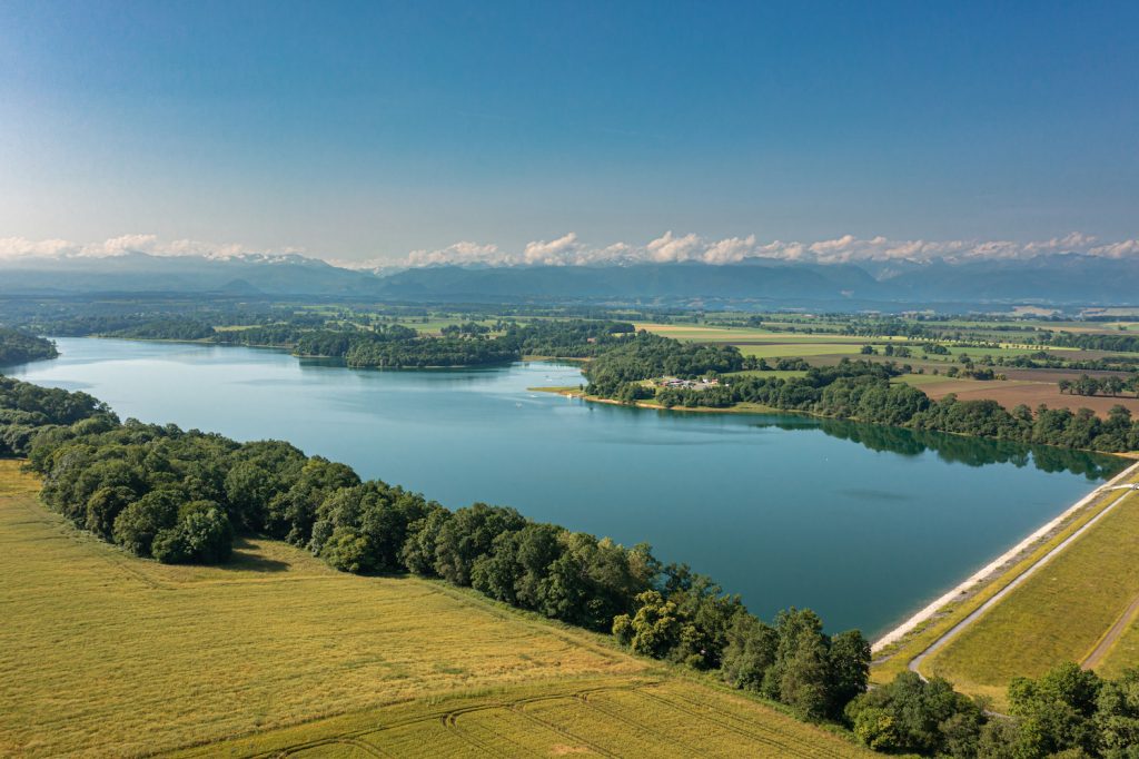 Vue aérienne du lac de Gabas avec la chaîne des Pyrénées en arrière plan