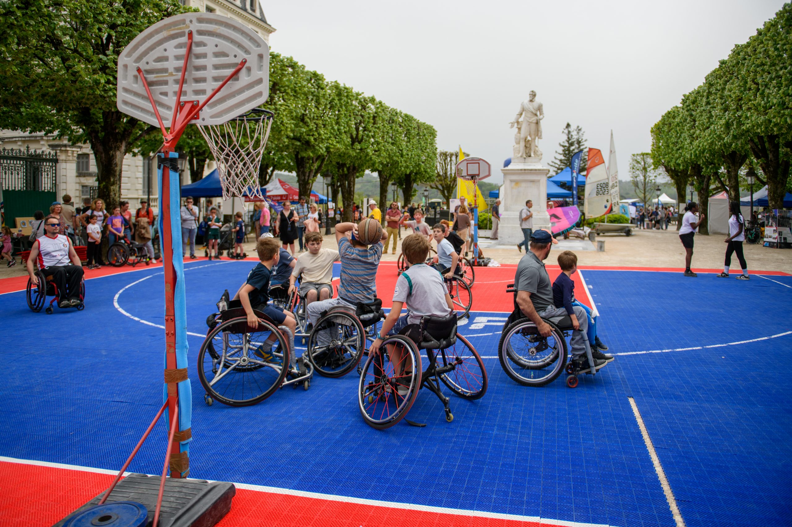 Boulevard du sport, place Royale à Pau, démonstration découverte  de basket handisport 