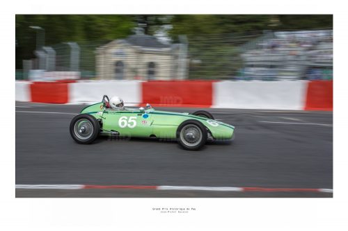 Voiture de course verte en effet de filé  au virage de la gare lors du grand prix historique de Pau