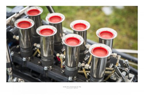 Bloc moteur de voiture de course de collection avec  ses superbes admissions brillantes dans son stand avant sa course au Grand Prix de Pau Historique