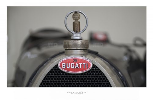 Vue de face d’une Bugatti type 35C dans son stand avant sa course au Grand Prix de Pau Historique