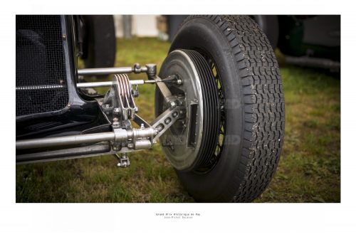Vue  d’un bras articulé de suspension de véhicule de course de collection dans son stand avant sa course au Grand Prix de Pau Historique