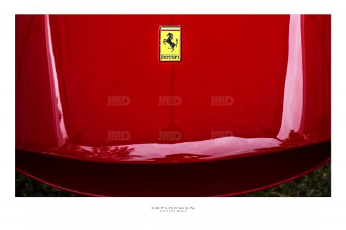 Face avant de capot d'une Ferrari ancienne de course  de collection au Grand Prix de Pau Historique