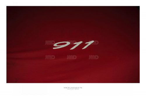 Bâche  rouge recouvrant une  Porsche 911  de collection au Grand Prix de Pau Historique