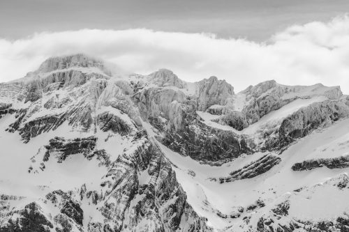 Massif montagneux recouvert de neige poudreuse, Hautes-Pyrénées