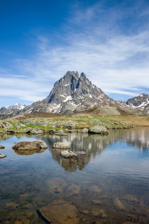 Le pic du midi d'Ossau se reflète sur le lac du Miey, Pyrénées, vallée d'Ossau
